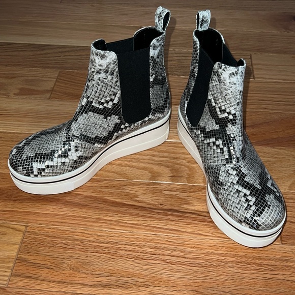 Stella McCartney Vegan Leather Animal Print Chelsea Boots size 36 (US 6)